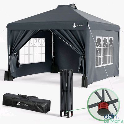 une tente noire avec des rideaux et un sac noir