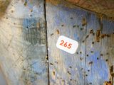 un gros plan d'un bateau en bois sur lequel figure un numéro