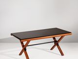 une table en bois avec un plateau noir sur un fond blanc