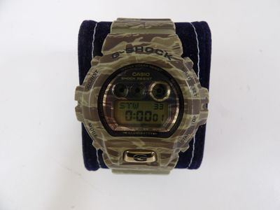 un gros plan d'une montre numérique posée sur une surface blanche