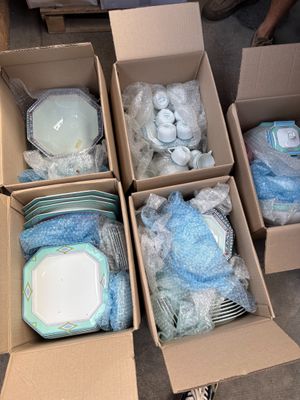 Plusieurs cartons de couches pour bébés sont empilés les uns sur les autres
