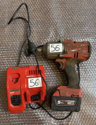 deux outils posés ensemble par terre