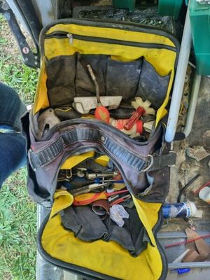 une valise contenant des outils, posée sur un banc
