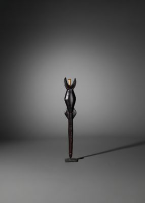 BURKINA FASO Un sifflet GURUNSI en bois dur à patine huileus… - Photo 1