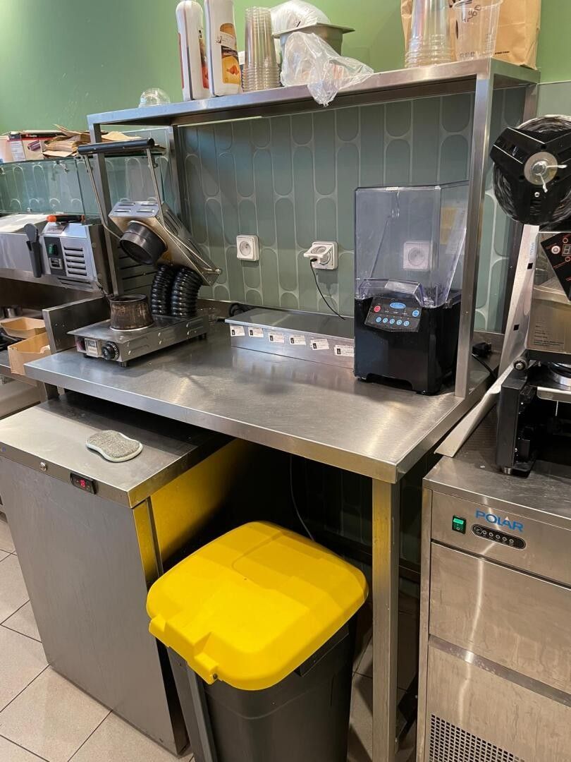 Table inox un plateau avec dosseret avec étagère en partie s…