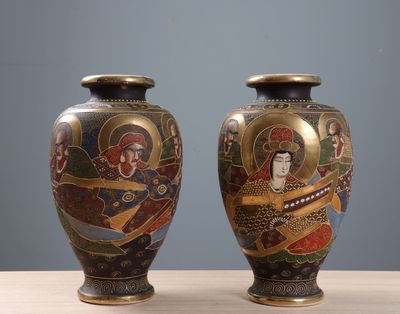 SATSUMA, Japon. Paire de vases en grès à décor de personnage…