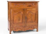 une vieille armoire en bois à deux portes et un tiroir