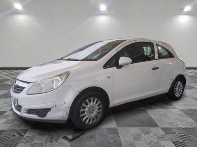 la photo d'une voiture blanche garée dans un garage