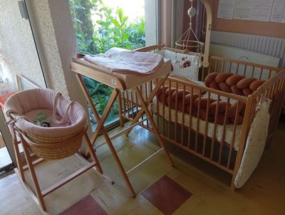 un lit de bébé avec un panier devant