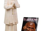 statue d'un homme tenant un livre, à côté d'une statue d'un moine