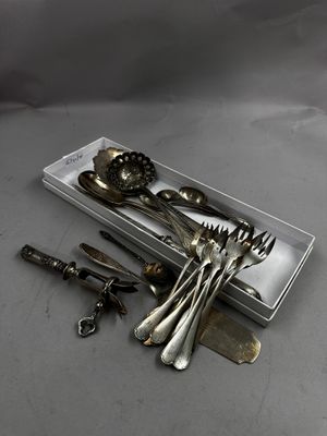 une boîte à couverts contenant tout un tas de fourchettes et de cuillères