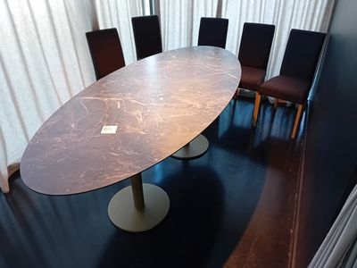 une table entourée de chaises dans une pièce