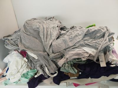 une pile de vêtements posée sur une table blanche
