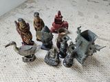 beaucoup de petites figurines posées par terre