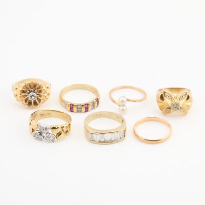 un lot composé de cinq bagues en or et d'une bague en diamant