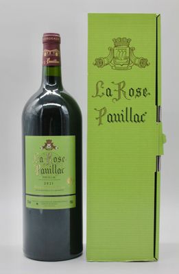la bouteille de vin est à côté de la boîte sur la table