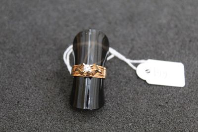 une bague sertie d'un diamant, posée sur une table