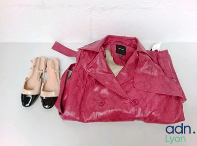 deux paires de chaussures et un sac à main rose posés sur une table