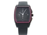 un gros plan d'une montre noire dont le cadran est orné de cristaux roses