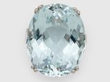 une pierre ovale de couleur aigue-marine sertie dans une bague en or blanc