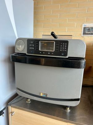 un micro-ondes posé sur un comptoir dans une cuisine