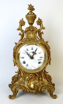 Pendulette rocaille en bronze doré.