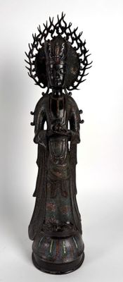 statue d'une femme portant une couronne sur la tête et une couronne sur la tête