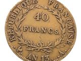 Gros plan sur une pièce d'or ornée d'une couronne.