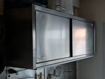 une armoire métallique dotée de deux portes sur le côté