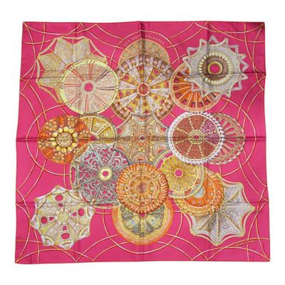 foulard en soie rose orné d'un motif de fleurs et de feuilles