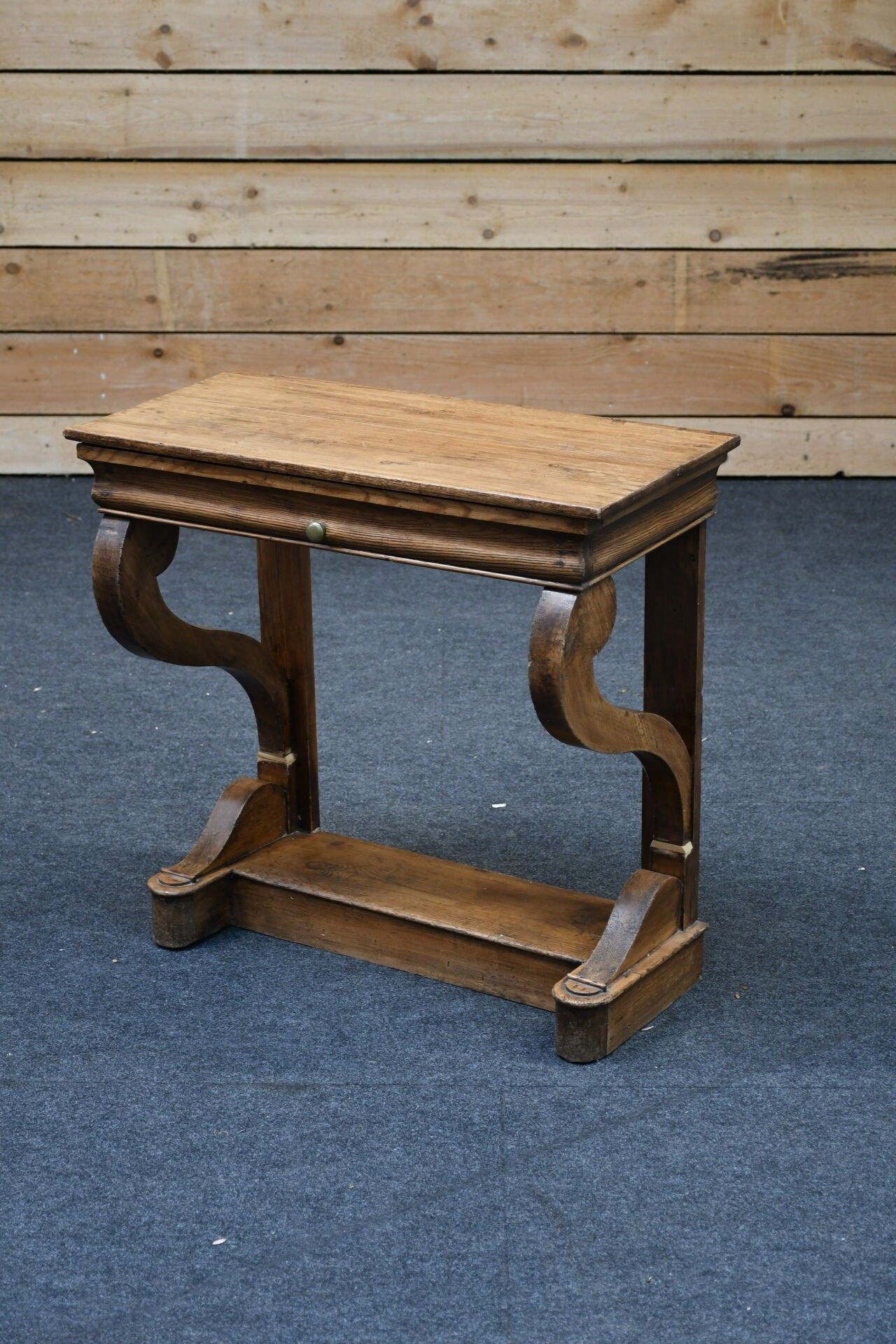 Console en bois teinté à montants antérieurs en console ouvr…