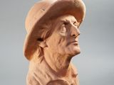 statue d'un homme coiffé d'un chapeau