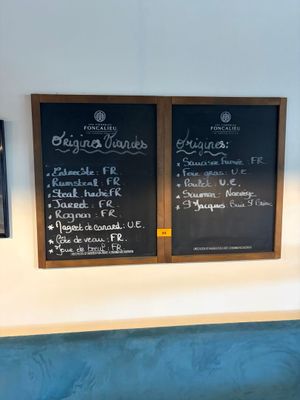 deux panneaux de menu accrochés au mur d'un restaurant