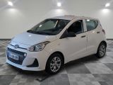 la photo d'une voiture blanche garée dans un garage