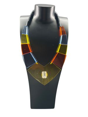un collier composé de perles de verre multicolores, présenté sur un mannequin noir
