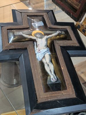 une croix en bois sur laquelle est fixé un crucifix