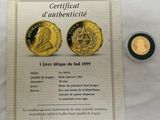 Deux pièces d'or sont posées à côté d'un certificat sur une table