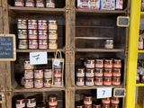 de nombreux bocaux de conserve sur les rayons du magasin