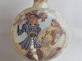 un vase avec la photo d'une femme dessus