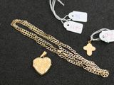 un gros plan sur un collier orné d'une croix et d'un cœur