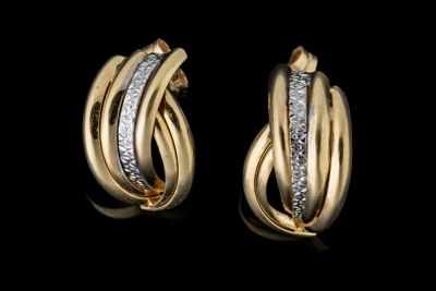 une image d'une paire de boucles d'oreilles en or et diamants
