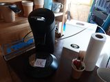 une cafetière posée sur une table dans une cuisine