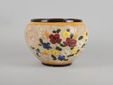 un vase décoré de fleurs, posé sur une table