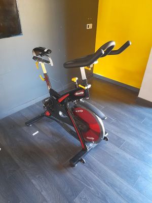 un vélo d'appartement dans un coin de la pièce