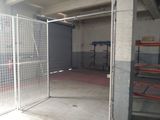 une photo d'un garage avec un portail et des étagères