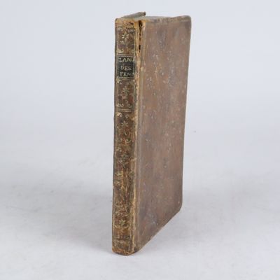 un vieux livre posé sur une surface blanche
