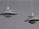 deux luminaires suspendus au plafond de la pièce