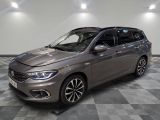 la photo d'une voiture grise garée dans un garage