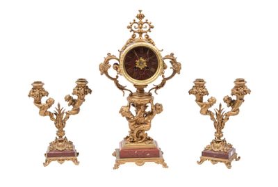 une horloge posée sur une table