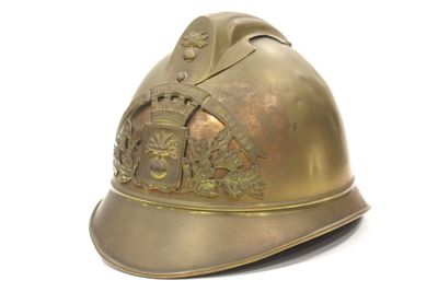casque de pompier en laiton sur fond blanc, avec un fond blanc